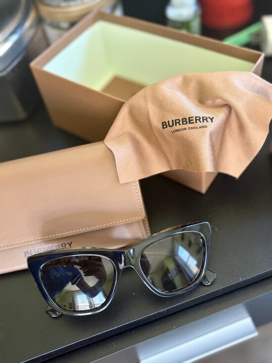 Burberry Accessories - Burberry Sunglasses